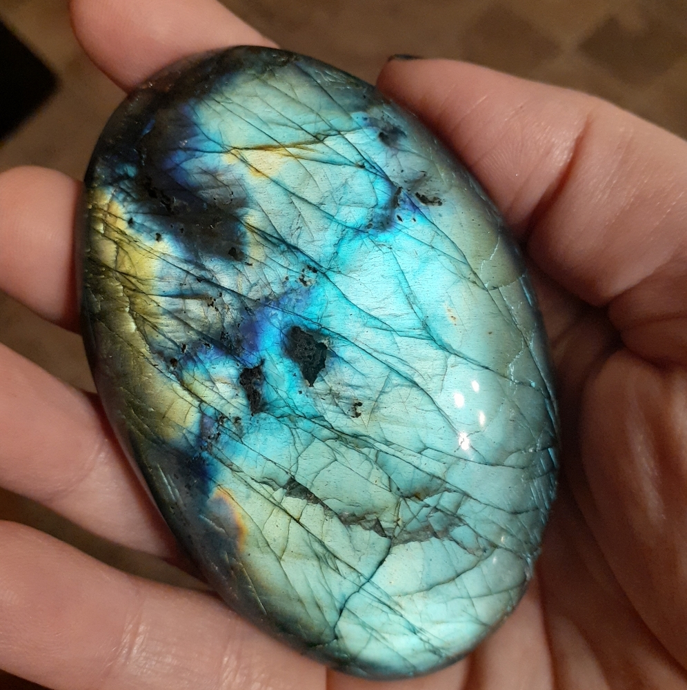 Large Labradorite Palmstone - Picture 4 of 6